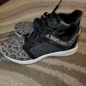 Ladies tennis shoes